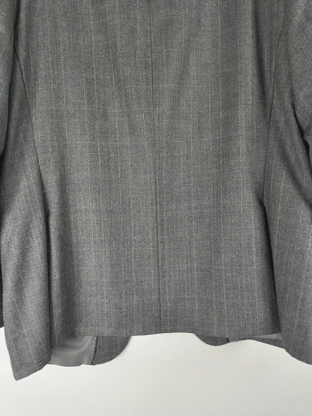 Daniel Hechter Suit Mens 46R Gray 2 Piece Plaid 100% Wool Notched Lapel 2 Button